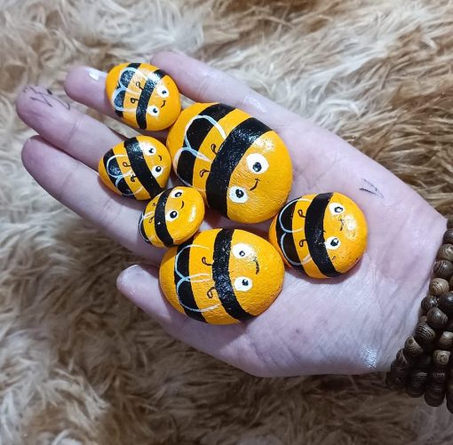 Set Of Bee-shaped Stones In Multiple Sizes